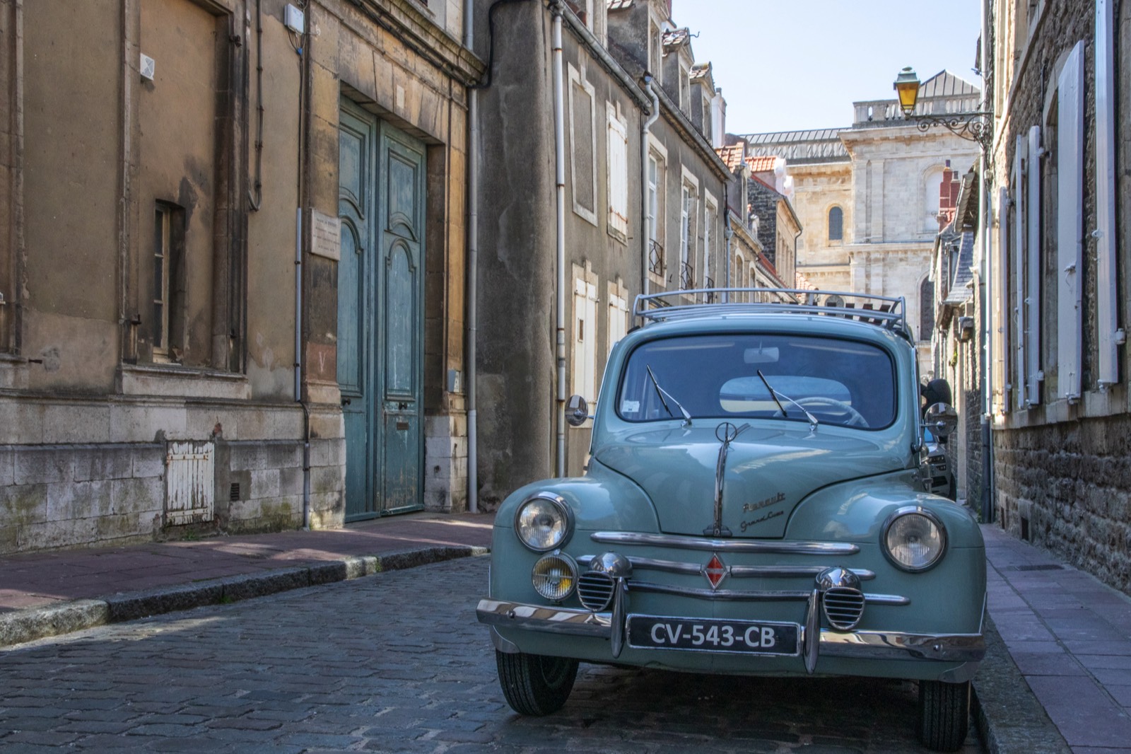 Old car in old street (Boulogne-sur-Mer)