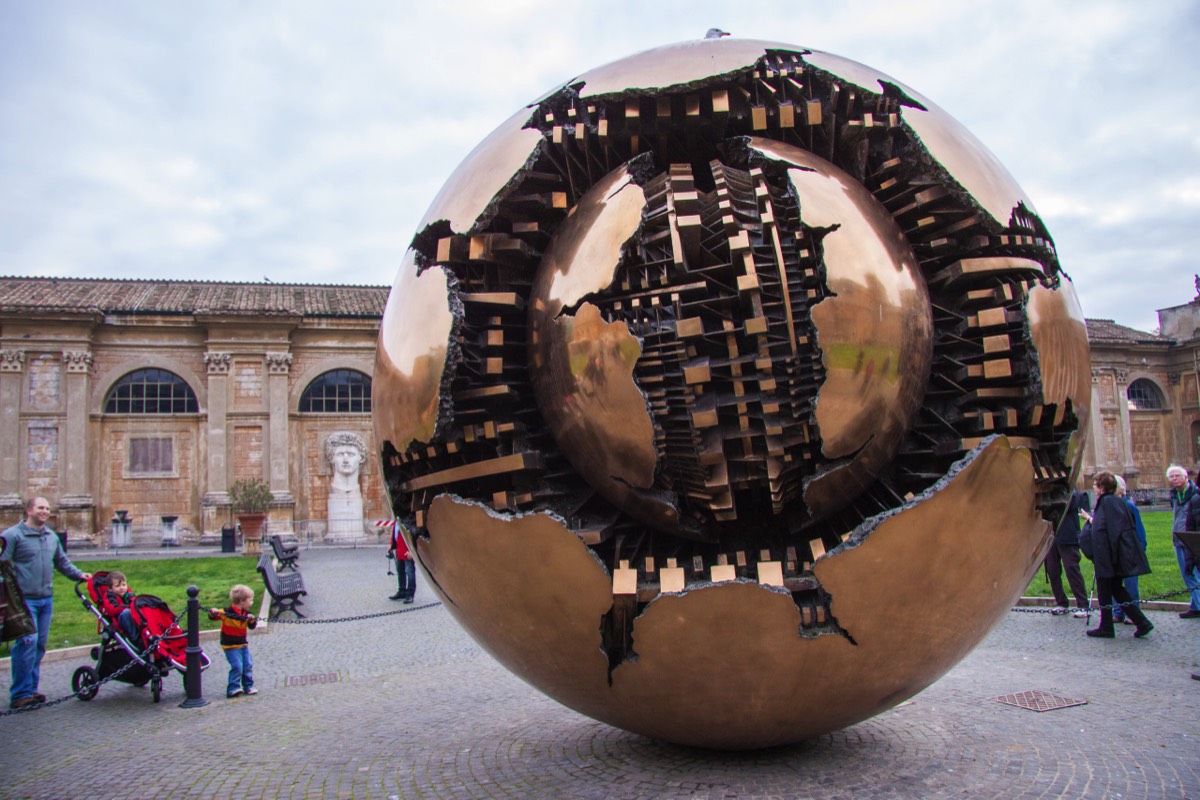 Modern art in the middle of the Vatican museum: looks good!