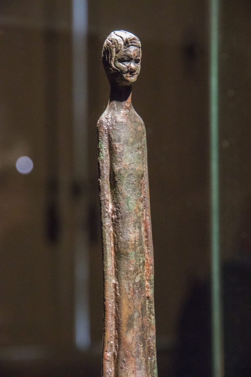 Very long statuette of a boy