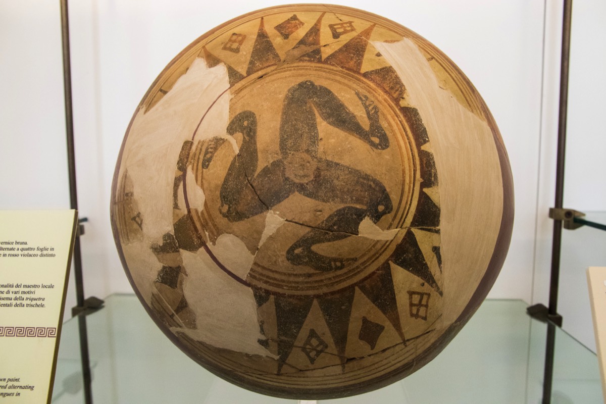 The Triquetra sign of Sicily on ancient pottery